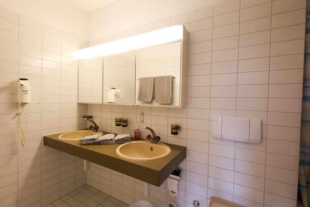 Hotel Gruesch ภายนอก รูปภาพ